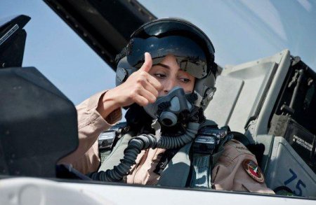 Семья отказалась от женщины-пилота за то, что она бомбила позиции ИГ в Сири ...