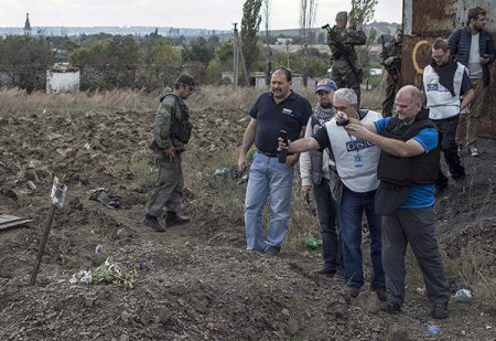 В местах массовых захоронений под Донецком обнаружено около 400 тел, сообщи ...