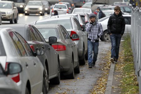 СМИ: Заезжающих на тротуары водителей могут на полгода лишить прав