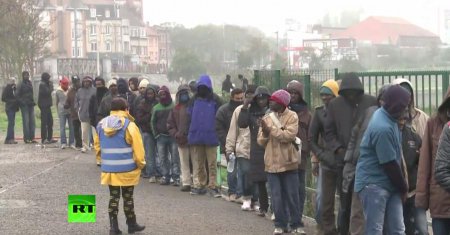 Французские полицейские усиливают охрану Кале