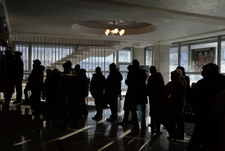 Работу избирательных участков в ЛНР обещают продлить из-за наплыва граждан