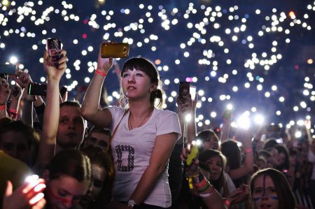 ​Зона без телефона: Артисты борются с любителями снимать концерты на смартф ...
