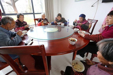 Китайский миллионер снёс все хижины в своей родной деревне и построил каждому жителю по вилле. Бесплатно