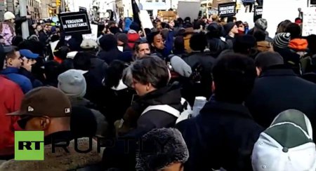 В Нью-Йорке проходит массовое шествие против расизма в американской полиции ...