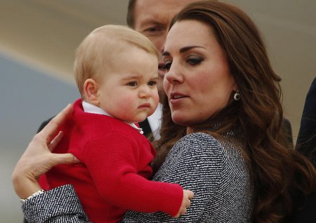 Его королевское милейшество: Принц Уильям и Кейт Миддлтон опубликовали рождественские фото сына