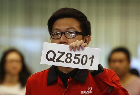 Родственники пассажиров рейса QZ8501 ждут новостей в аэропортах Сингапура и ...