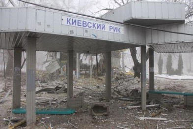 В Донецке снаряд попал в остановку – один мирный житель погиб, шестеро ранены