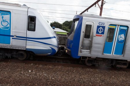 При столкновении двух пригородных поездов в Бразилии пострадали более 90 че ...