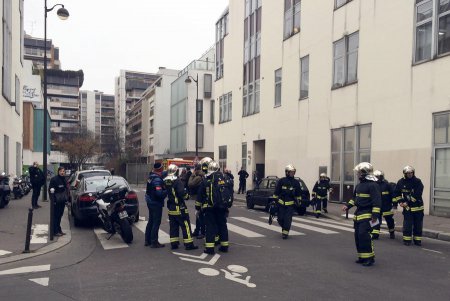 Первые фото и видео с места трагедии в парижской редакции, где были убиты 1 ...