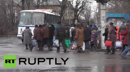 Ополченцы ДНР эвакуировали сотни жителей из Углегорска, город разрушен полн ...