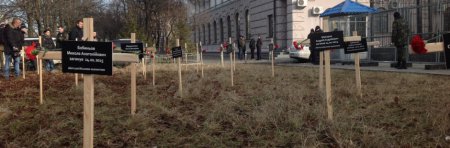 Диаспору призывают ставить кресты в память о погибших на Донбассе перед посольствами РФ
