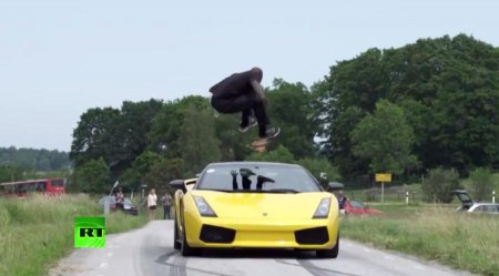 Чехарда на дороге: шведский экстремал прыгает через летящие навстречу машин ...