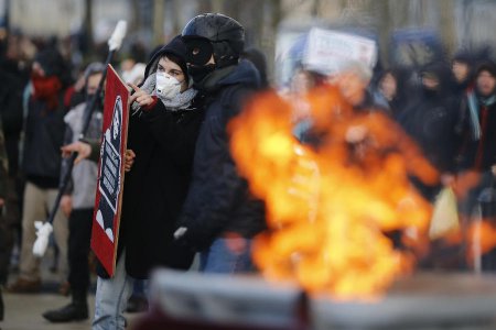 Французские силы правопорядка разогнали демонстрации против полицейского на ...