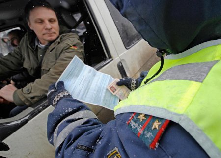 ​СМИ: Депутаты предлагают отказаться от эвакуации автомобиля, если водитель забыл права