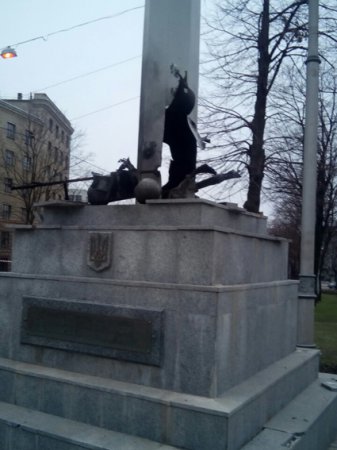 В Харькове пытались взорвать стелу с украинским флагом