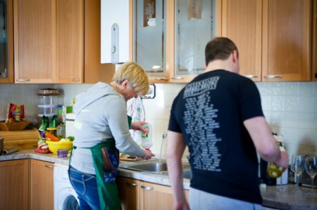 Фото: Гонтарева впустила журналистов в дом и накормила обедом