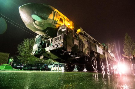 Ночью по Москве проехал ракетный комплекс «Тополь»