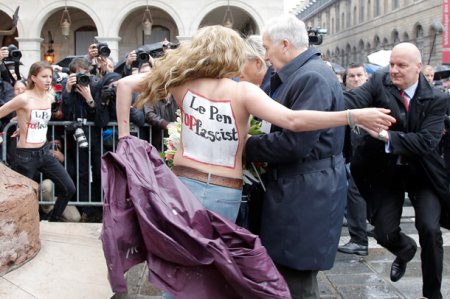 Фото, видео: Femen с криками «Марин, хайль!» разделись на параде во Франции