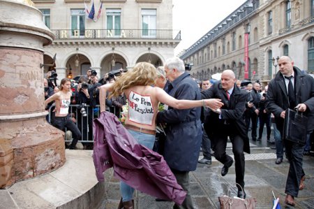 Фото, видео: Femen с криками «Марин, хайль!» разделись на параде во Франции