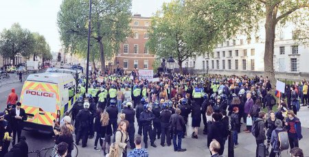 Сотни британцев пришли на Даунинг-стрит в знак протеста против победы консе ...