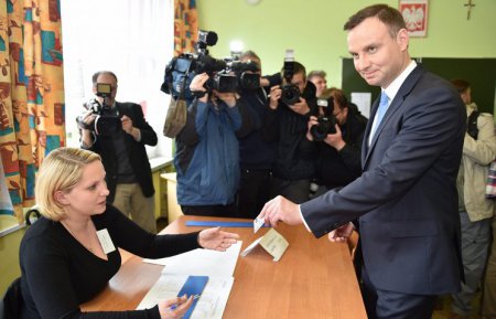 Граждане Польши показали власти "желтую карточку" на выборах президента, считают социологи