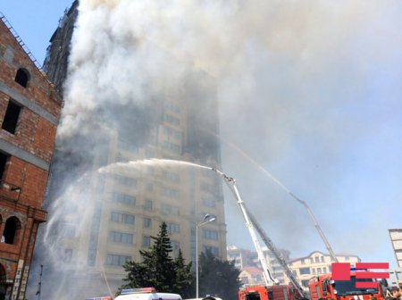 В Баку горит жилой дом, есть погибшие
