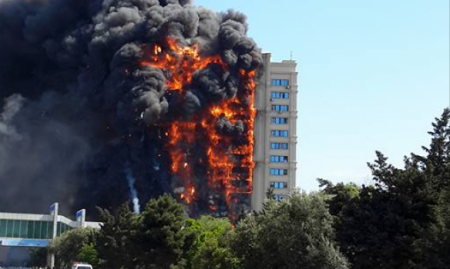 В Баку горит жилой дом, есть погибшие