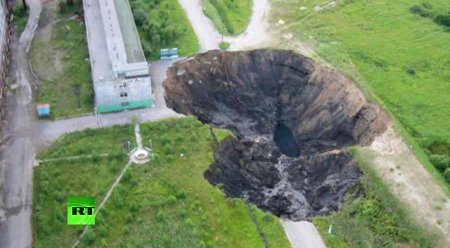 Уйти под землю: в России появляются гигантские воронки