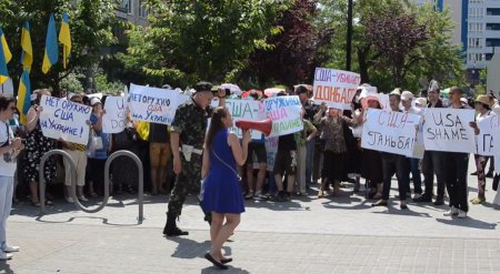 У посольства США в Киеве прошёл митинг против вмешательства Вашингтона в де ...