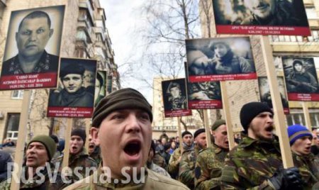 Боевики «Правого сектора» снесли памятник Дзержинскому в Ровенской области