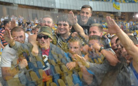 На украине фашистов нет: Неонаци среди фанатов «Динамо» на «Олимпийском»