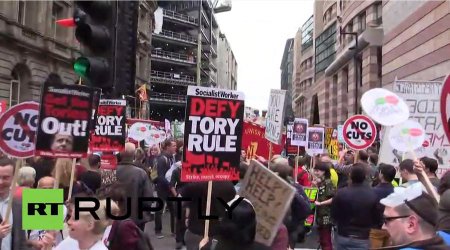 В Лондоне проходит массовая акция протеста против политики жёсткой экономии ...