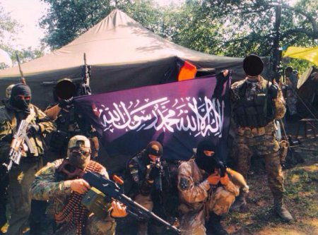 Боевики из батальона «Торнадо» с флагом ИГИЛ