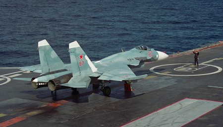 Покоритель всех стихий: морской истребитель Су-33 превзошел свой сухопутный прообраз