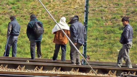 Тоннель под Ла-Маншем перекрыли из-за тысяч пытавшихся бежать в Британию мигрантов