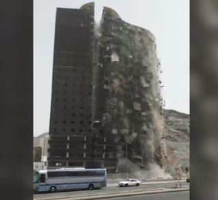 В Мекке многоэтажное здание развалилось на глазах у его строителей (Видео)