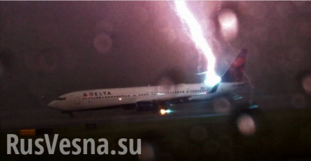 В США молния ударила в самолет прямо в аэропорту (ВИДЕО)