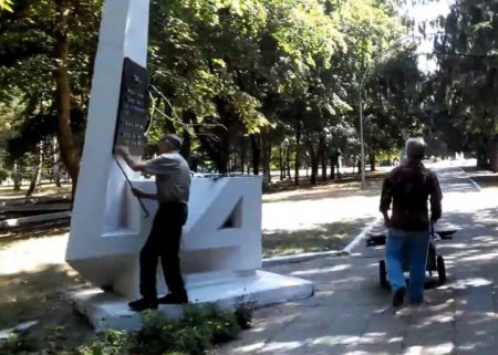 В Харькове на Аллее Славы демонтировали памятные доски солдатам, защищавшим ...
