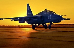 Российские самолеты уничтожили в Сирии заводы и технику, террористы бегут