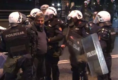 Подручный Байдена разгоняет протестующих в столице Черногории