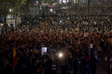 Тысячи людей вышли на антиправительственную акцию протеста в Бухаресте