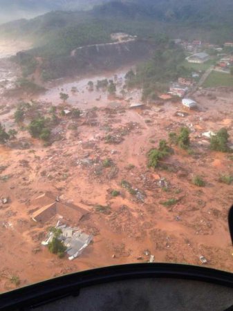 Катастрофа в Бразилии: при обрушении дамбы город затопила ядовитая вода, десятки людей погибли и пропали без вести (ВИДЕО, ФОТО)