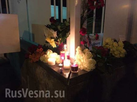 К посольству Франции в России несут цветы (ФОТО)