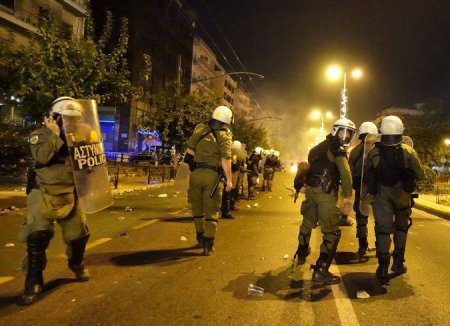 Журналист оказался в центре вооруженных столкновений в Афинах