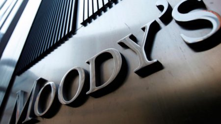 Агентство Moody’s изменило прогноз по гособлигациям РФ с 