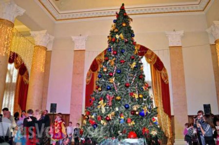 Большая новогодняя елка Главы ДНР собрала более 700 детей со всей Республики (ФОТОРЕПОРТАЖ)