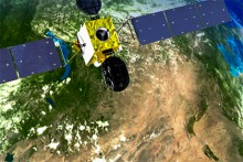 Порошенко просят взимать плату за пролет над Украиной российских спутников
