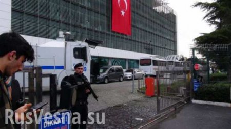 Турецкий спецназ возводит барикады у здания оппозиционной газеты Zaman (ФОТО)