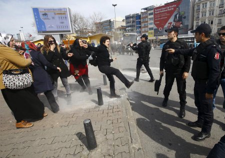 Турецкая полиция разогнала резиновыми пулями демонстрацию женщин в преддверии 8 марта в Стамбуле