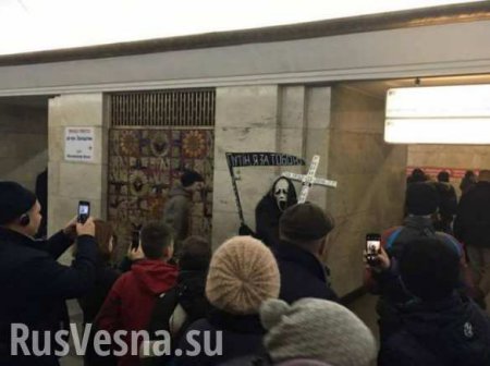 Хроники дегенератов: сумасшедший в киевском метро изображал «смерть, идущую за Путиным» и собирал деньги «героям АТО» (ФОТОФАКТ)